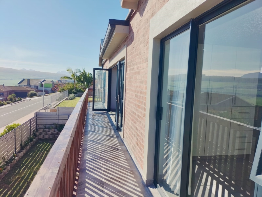 5 Bedroom Property for Sale in Reebok Western Cape
